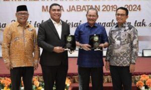 Samsuddin-A-Kadir-foto-bersama-dengan-dua-anggota-DPRD