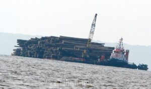 kapal-tongkang-mengangkut-kayu-gelondongan_20150820_142535